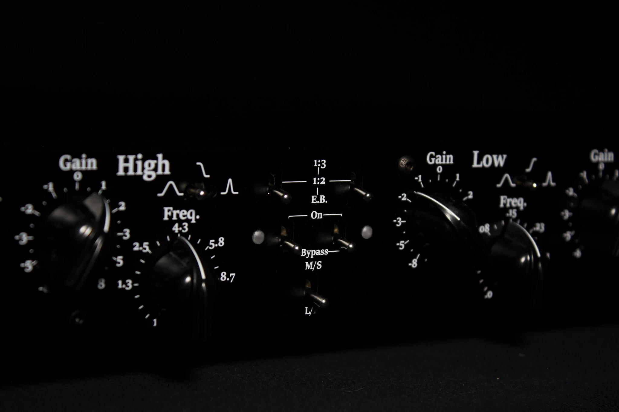 Close view of the Armon 554 Biquad front panel and central routing controls